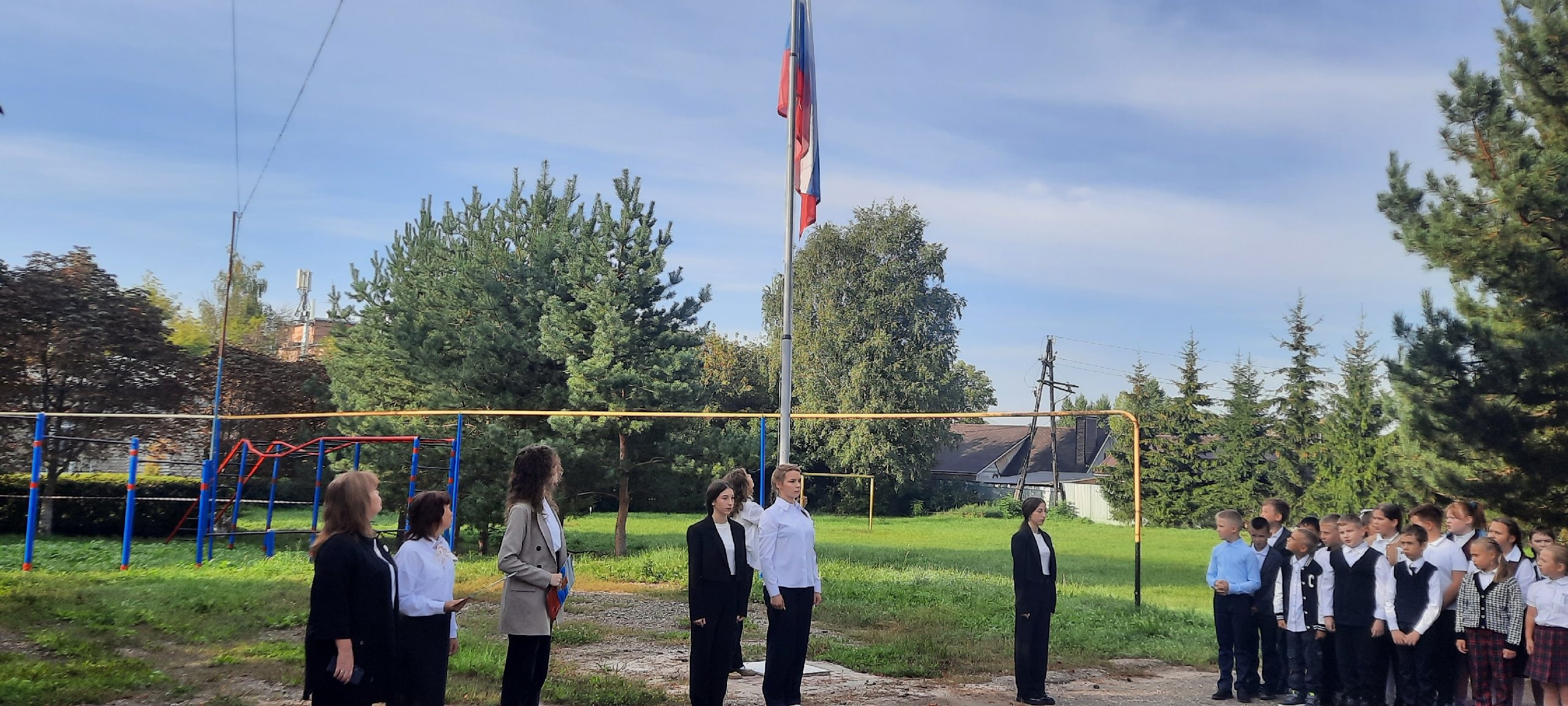 Первая учебная неделя нового учебного года началась с торжественной линейки, посвященной поднятию государственного флага и исполнения гимна Российской Федерации..