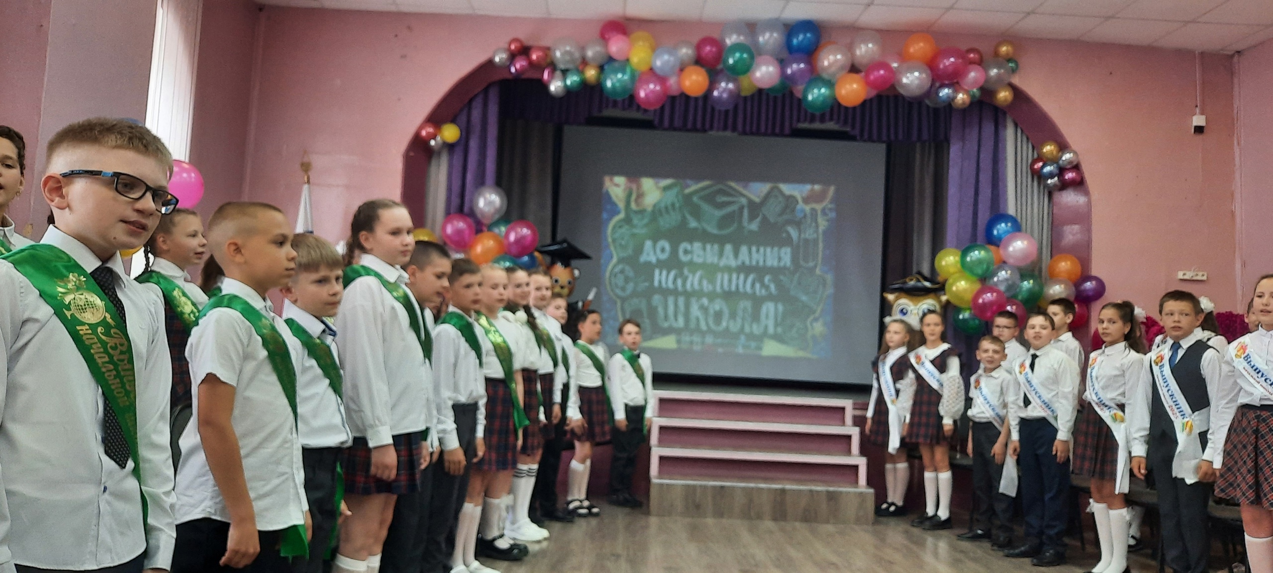 Яркий, красочный праздник состоялся в актовом зале школы в последний учебный день..