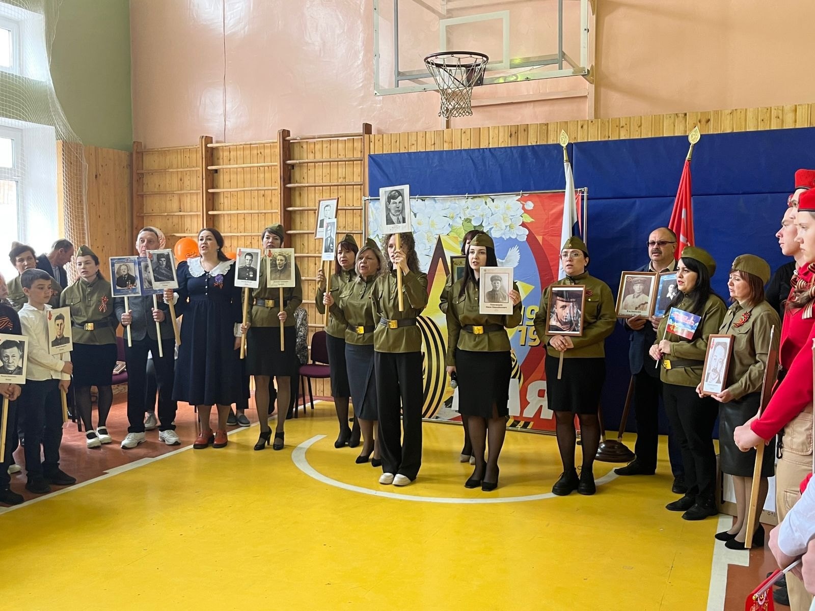 8 мая, в преддверии великого Дня Победы в школе состоялась праздничная линейка, на которой присутствовали все учащиеся и педагоги..