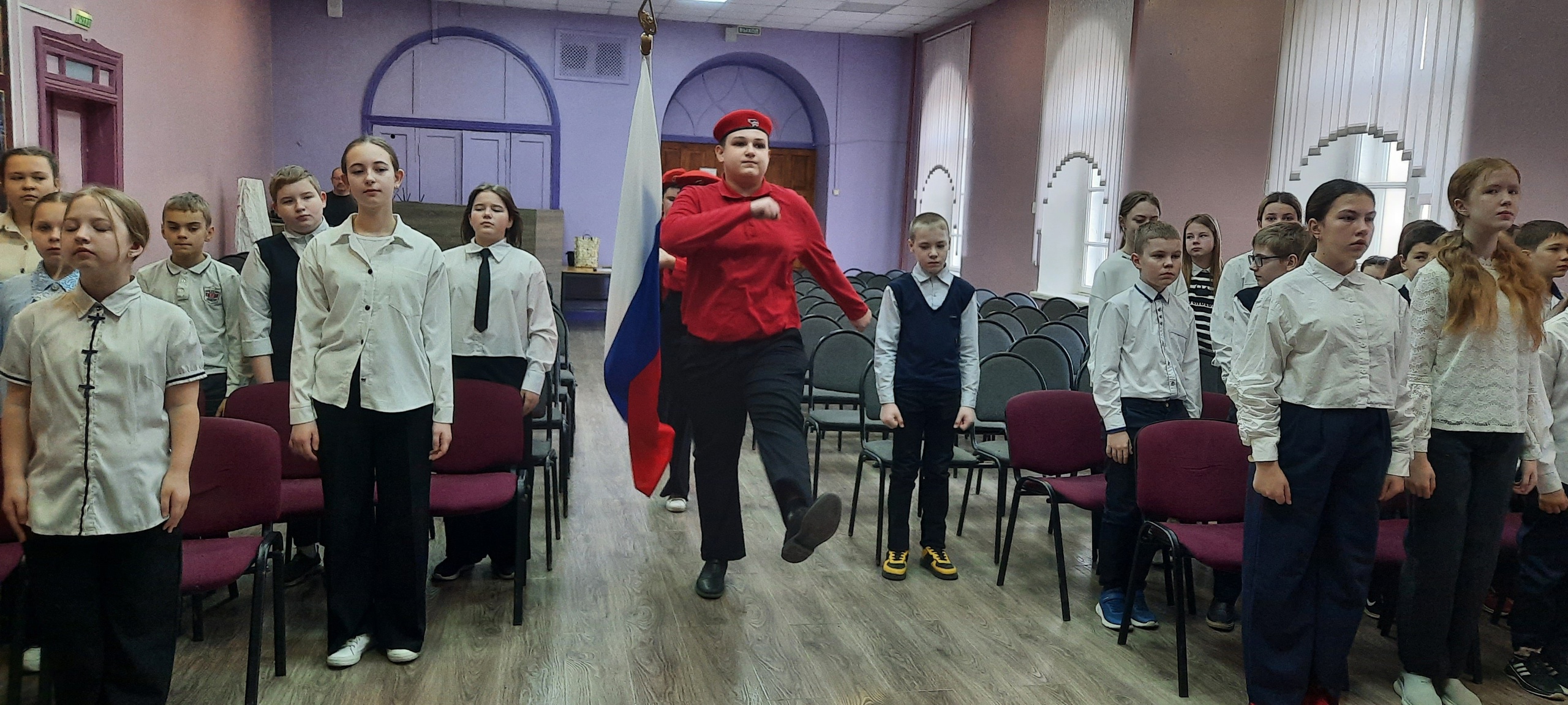Утро понедельника в школе традиционно началось с торжественной линейки, посвященной выносу Государственного флага и исполнения гимна Российской Федерации..