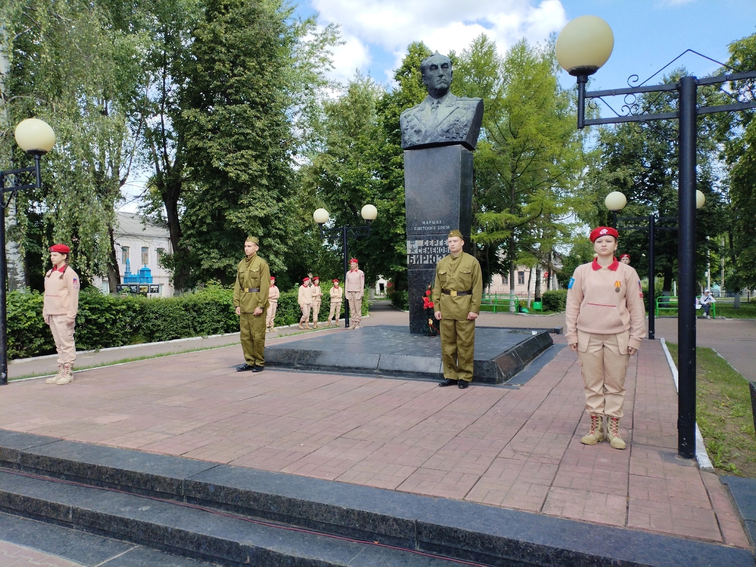 22 июня в сквере имени Маршала Советского союза С. С. Бирюзова состоялся митинг, посвященный Дню памяти и скорби..