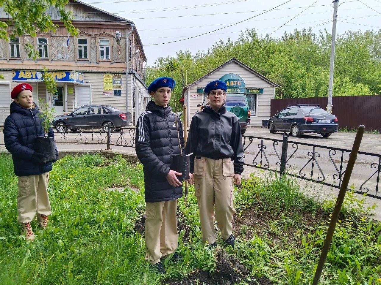 8 мая юнармейцы школы приняли участие в акции &amp;quot;Сирень Победы&amp;quot;..