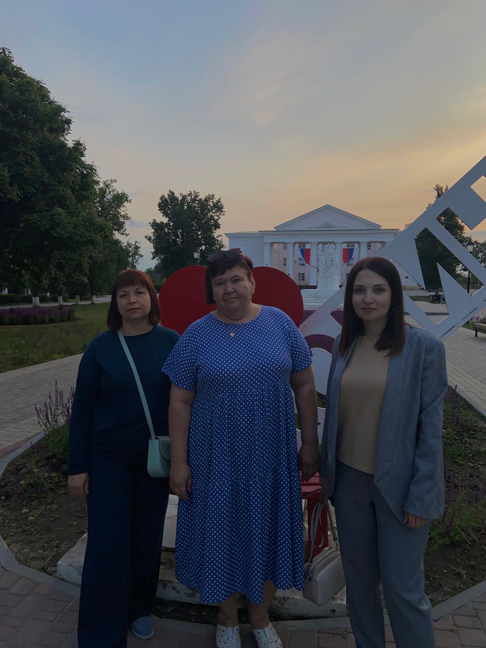11 июня классный руководитель 8 Б класса Акимова Е.Е. совместно с заместителем директора по ВР Савиной И.Е. и представителем родительской общественности Титковой О.П. провели рейд по улицам города..