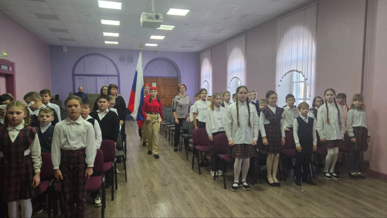Утро понедельника началось с выноса Государственного флага Российской Федерации и исполнения гимна..