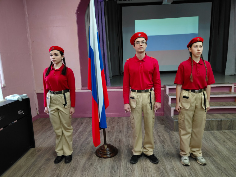 Утро понедельника началось с торжественной церемонии выноса Государственного флага и исполнения гимна Российской Федерации..