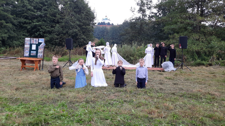 16 сентября у подножия Димитриевского мужского монастыря состоялся XII Межрайонный православный молодежный слёт..