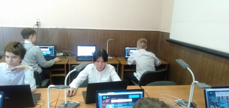 На занятиях внеурочной деятельности «Юный программист» ребята разрабатывают в среде mblok5 программы для движения робота КЛИК по линии, с препятствиями. Изучают основы программирования в среде Кумир..