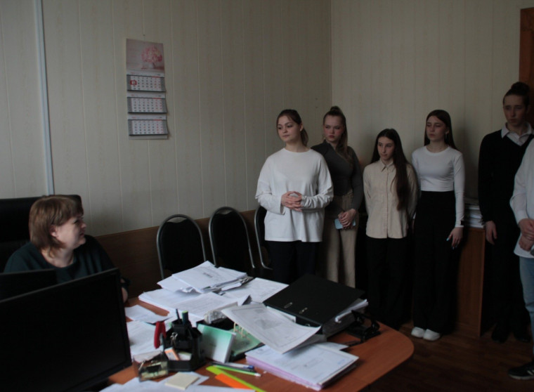 Накануне российского профессионального праздника - Дня местного самоуправления учащиеся 10 класса посетили администрацию муниципального образования - городской округ город Скопин..